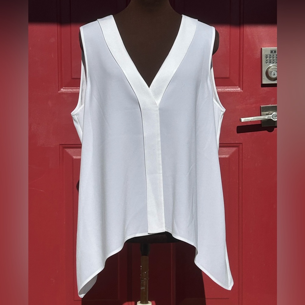 BCBG MAXARIA sL V-neck-wht poly crepe-minimalist-looks NEW-classic closet staple